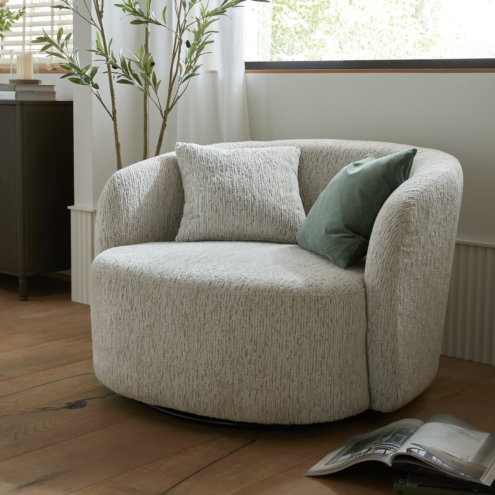 Sorelle Swivel Chair in White